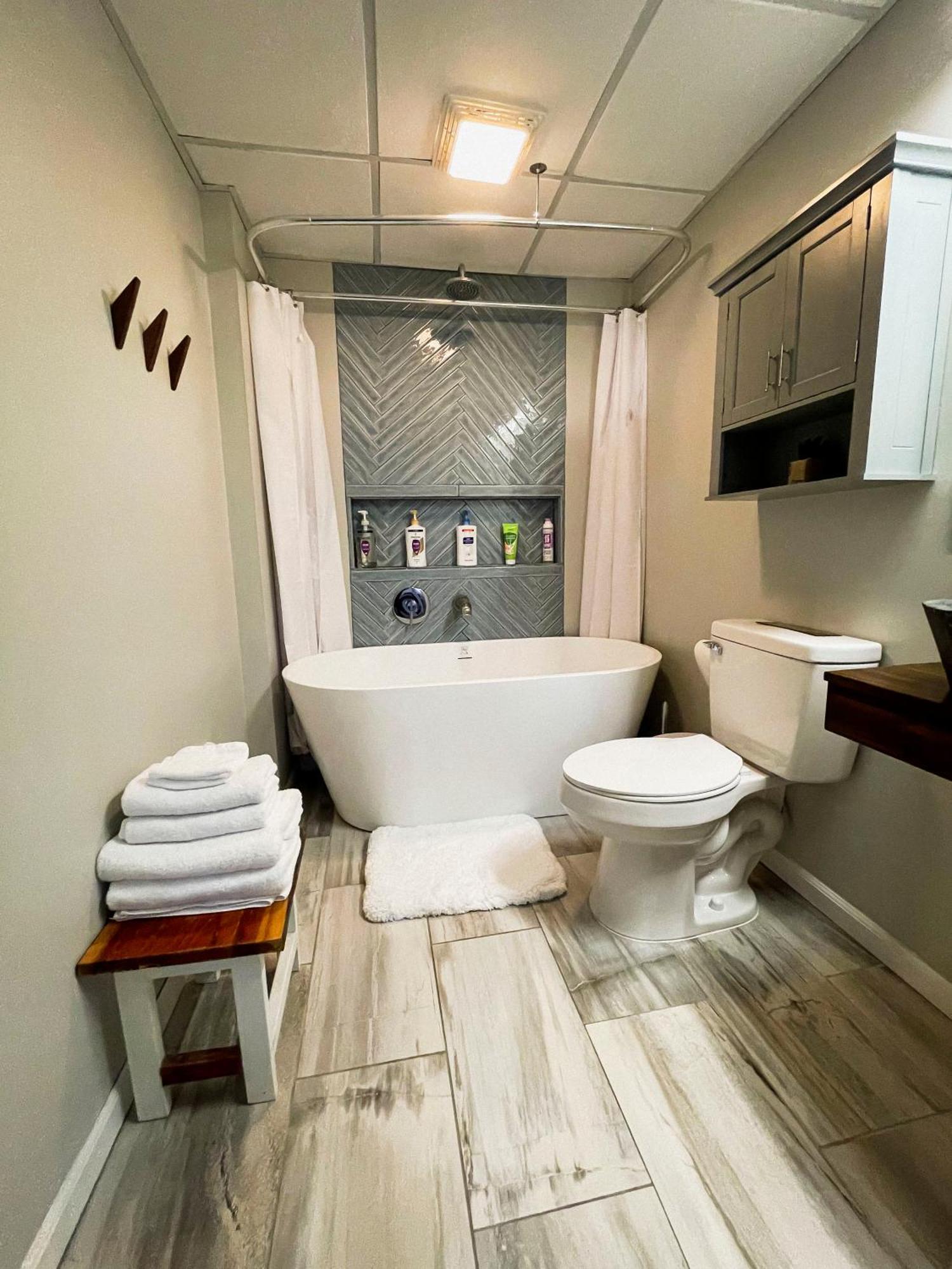 Finn's Hideaway -modern Family River Keokuk